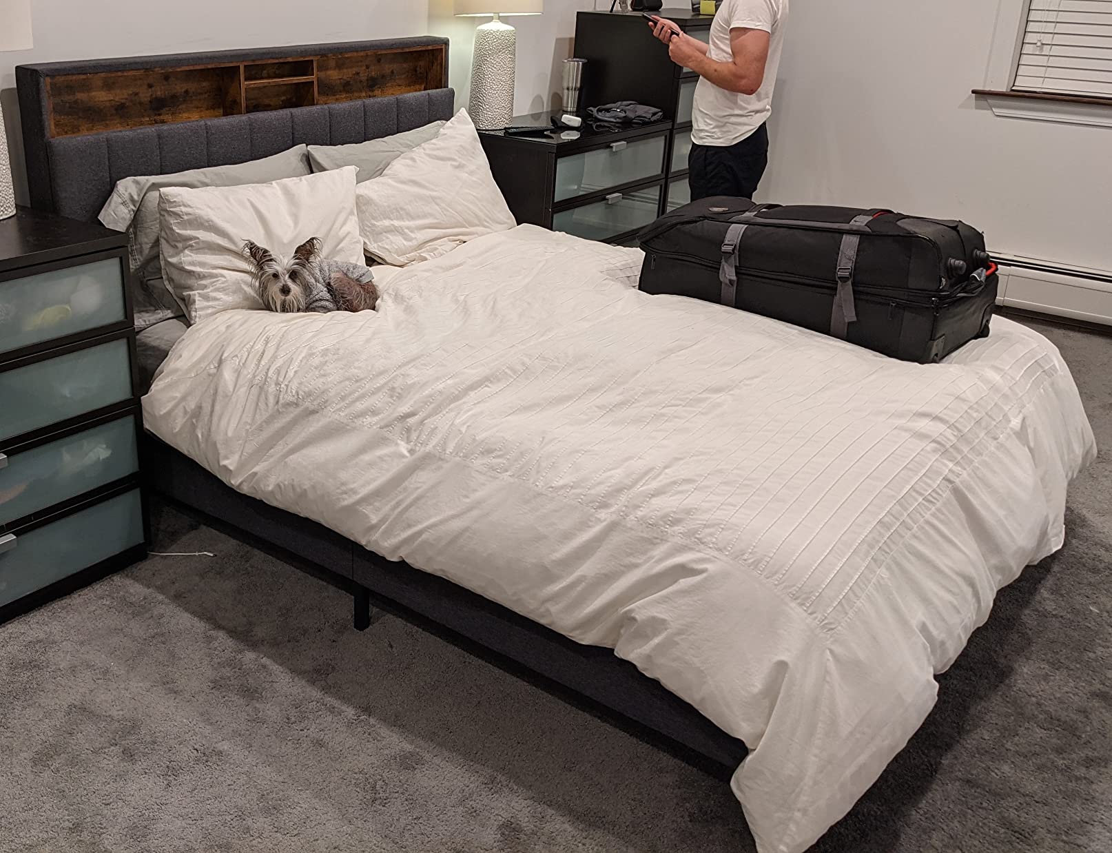 【Furniture】Queen Bed Frame with USB Ports and Outlets, Upholstered Platform Bed with Storage Headboard